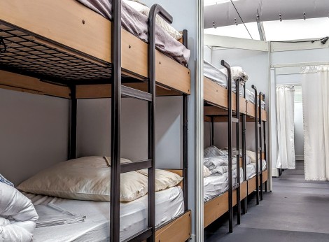 Schlafkammern im Flüchtlingszentrum Berlin Tegel