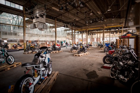Eine Halle mit Motorrädern.