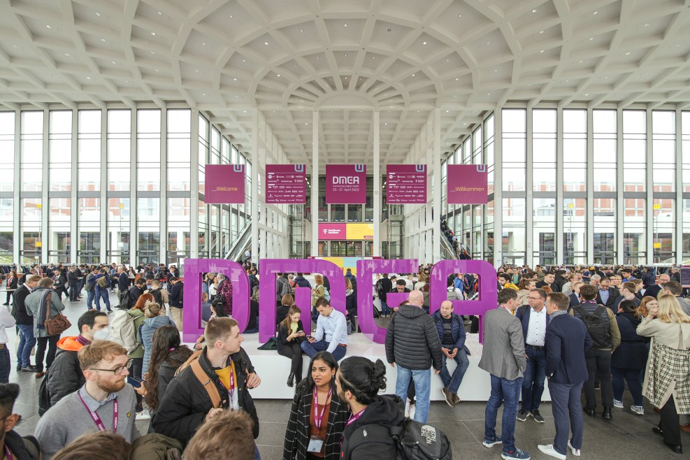 Eingangshalle Messe Berlin voller Menschen mit DMEA-Beschilderung 