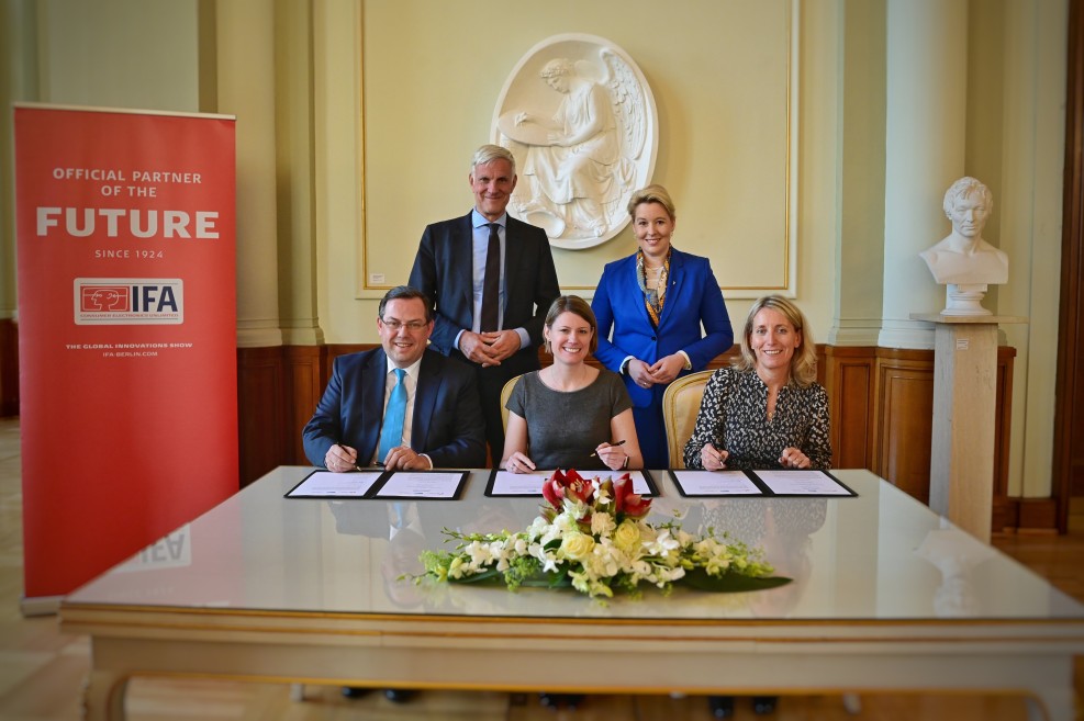 Es sind die folgenden Personen bei der Vertragsunterzeichnung zu sehen (von links nach rechts): Martin Ecknig, Stephan Schwarz, Dr. Sara Warneke, Franziska Giffey, Lisa Hannant.