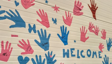 Welcome-Wand im Ankunftszentrum für Flüchtlinge Berlin Tegel