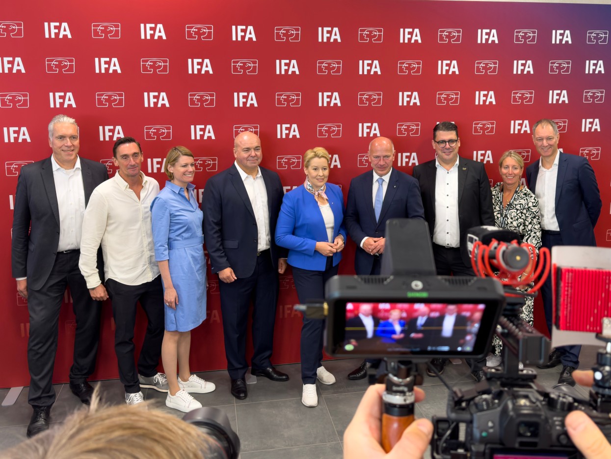 Der Regierende Bürgermeister Kai Wegner, Wirtschaftssenatorin Franziska Giffey und Mario Tobias stehen mit VertreterInnen der IFA für ein Gruppenfoto zusammen.